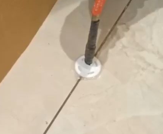 恩施市瓷砖空鼓维修公司专业解答瓷砖在铺贴过程中，如果没有涂抹均匀到位的粘结材料（如水泥砂浆或瓷砖胶），可能会导致以下问题